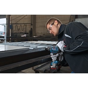 Bosch Professional GSR 18V-28 C Akku-Bohrschrauber beim Bohren in Metall.