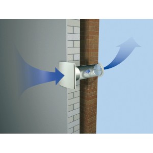 Weißer Badventilator Ø 100 mm mit Feuchtigkeitssensor und Nachlaufzeit, montiert an Wand.