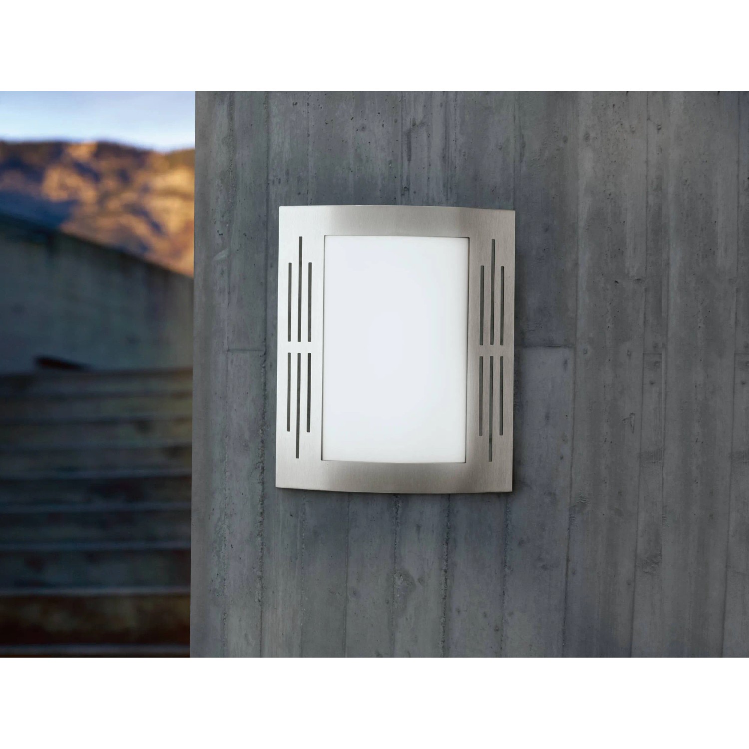 Moderne Eglo City Außenwandleuchte aus Edelstahl mit Längsschlitz-Design, 26x23,5 cm.