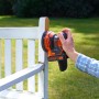 Black+Decker Akku-Exzenterschleifer BDCROS18 beim Schleifen einer Gartenbank.