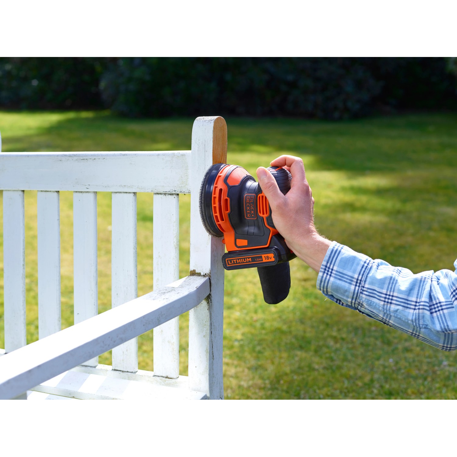 Black+Decker Akku-Exzenterschleifer BDCROS18 beim Schleifen einer Gartenbank.
