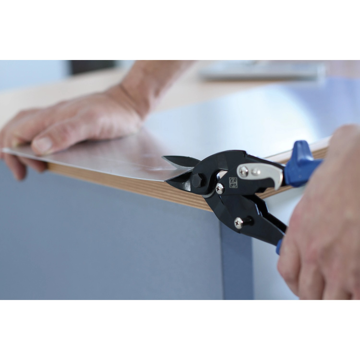 LUX Blechschere Classic 240 mm schneidet Blech. Zange mit blauem Griff.