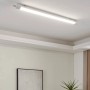 Weiße Eglo LED-Feuchtraumleuchte Slim mit Sensor, 149,5 cm, an Decke montiert.