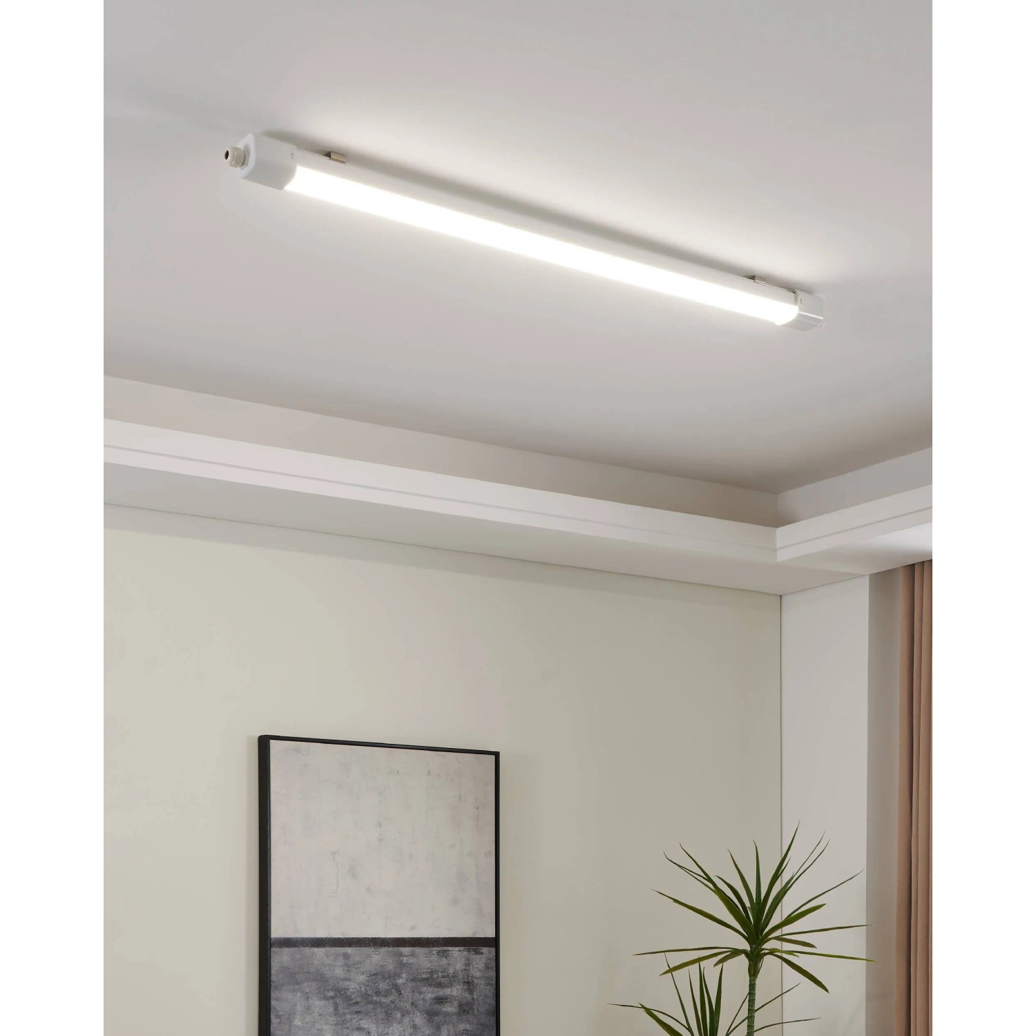 Weiße Eglo LED-Feuchtraumleuchte Slim mit Sensor, 149,5 cm, an Decke montiert.