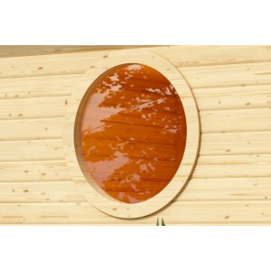 Rundes Karibu Saunafenster aus naturbelassenem Holz mit Klarglas für mehr Licht in der Sauna.