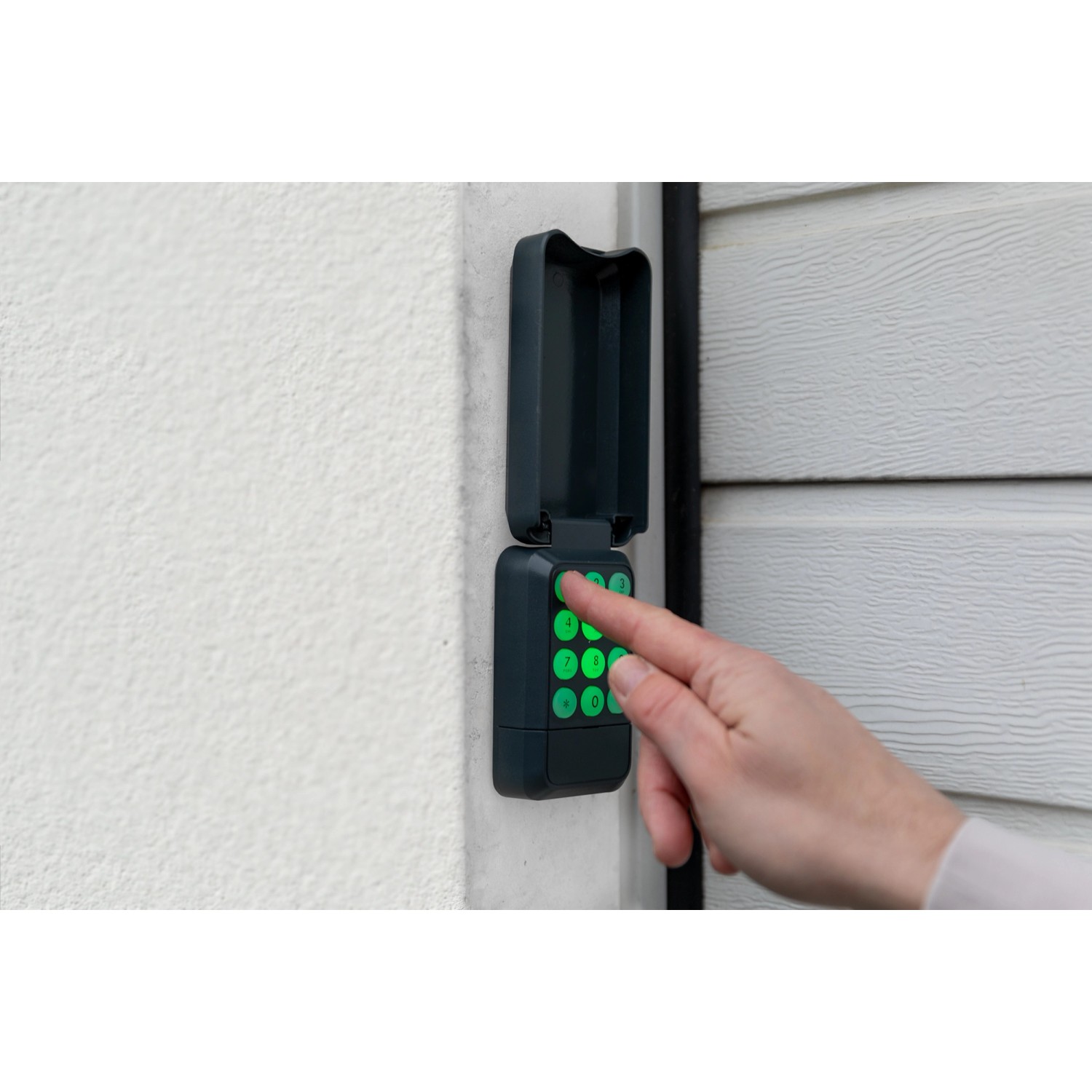 Funk-Codetaster Powerlift von Schellenberg für Garagentore mit Finger auf Taste.
