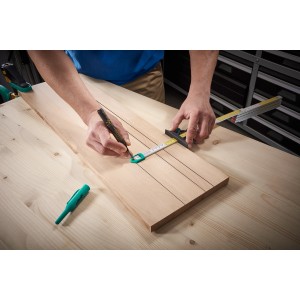 Wolfcraft Streichmaß für Zollstock im Einsatz zum Anzeichnen von Linien auf Holz.