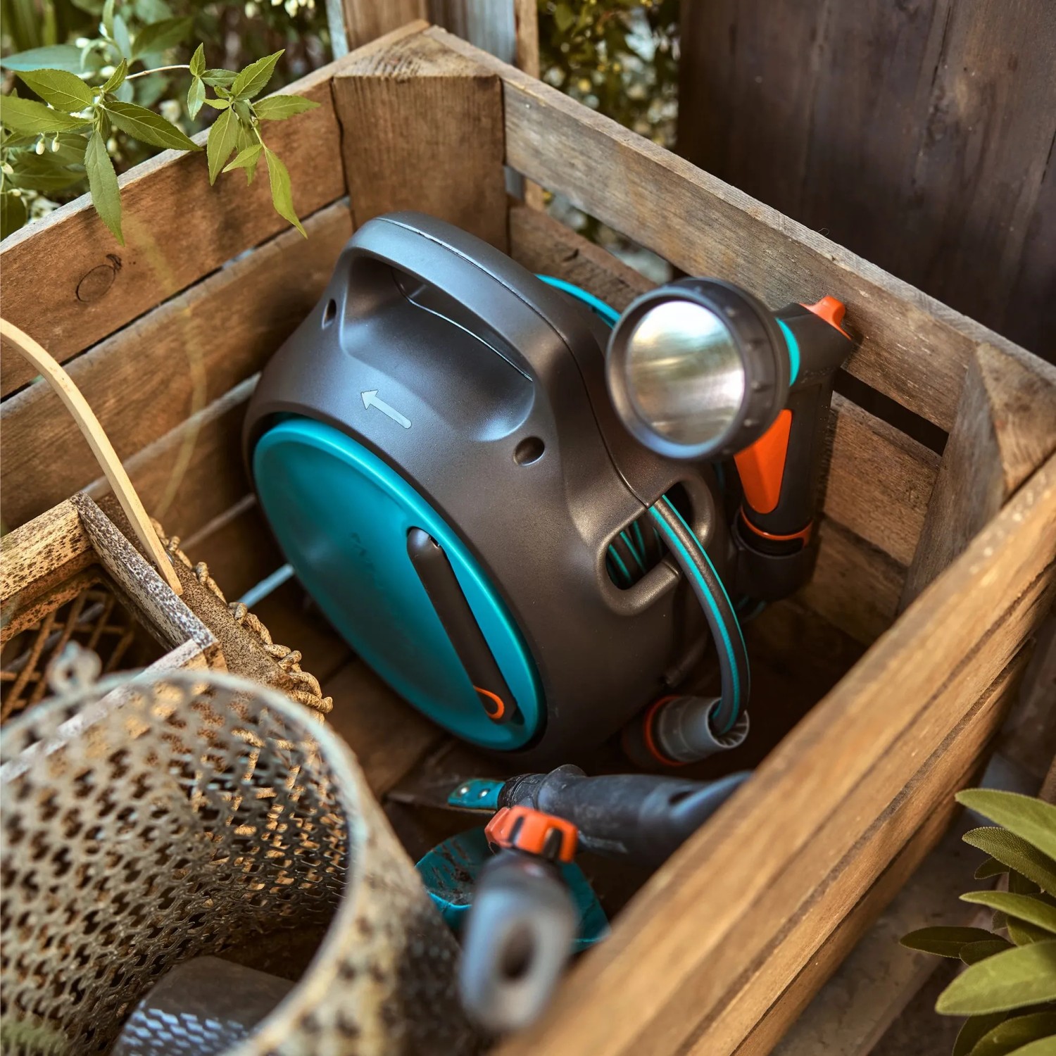 Gardena Schlauchbox Move 10m im Holzkasten mit Gartenspritze und Zubehör.