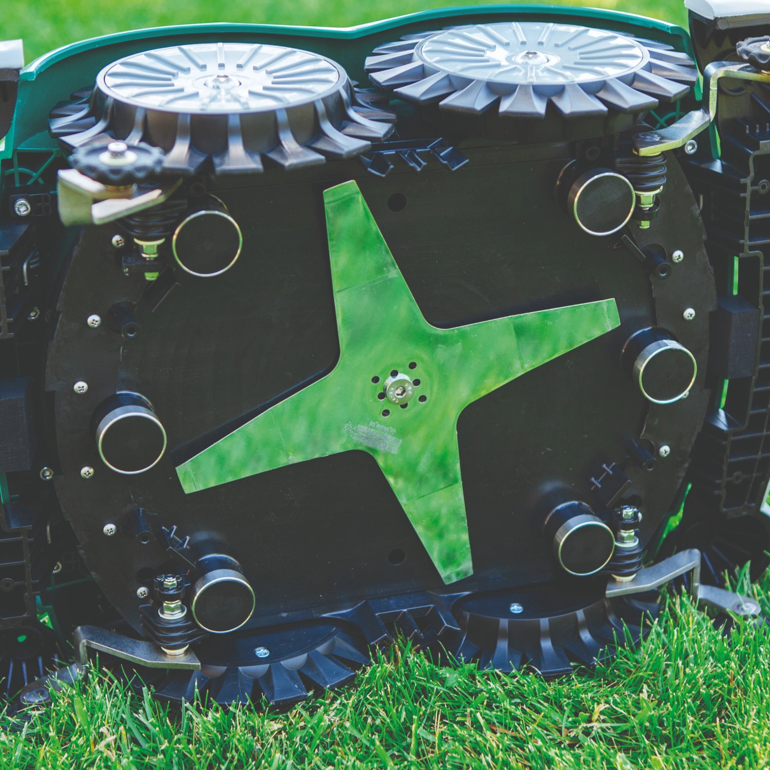 Unterseite des Ambrogio L60 Elite Mähroboters mit 4-Stern-Messer und Rädern.
