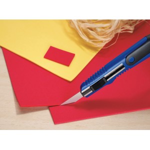 LUX Präzisionsmesser Classic schneidet rote Platte, gelbe Platte im Hintergrund.