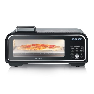 Schwarzer Severin Pizzaofen Serico PG 8575 mit digitalem Display und Pizza im Ofen.