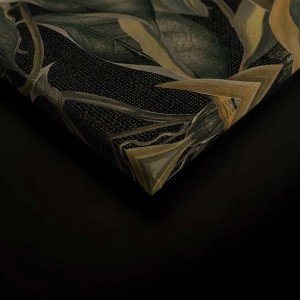Detailaufnahme eines Wandbilds mit Blumenwiese und Blättern in Schwarz und Grün. Leinwandbild für Schlafzimmer.