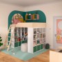Kinderzimmer mit Hochbett, Regalen und Leiter. Wandfarbe in Pfauengrün.