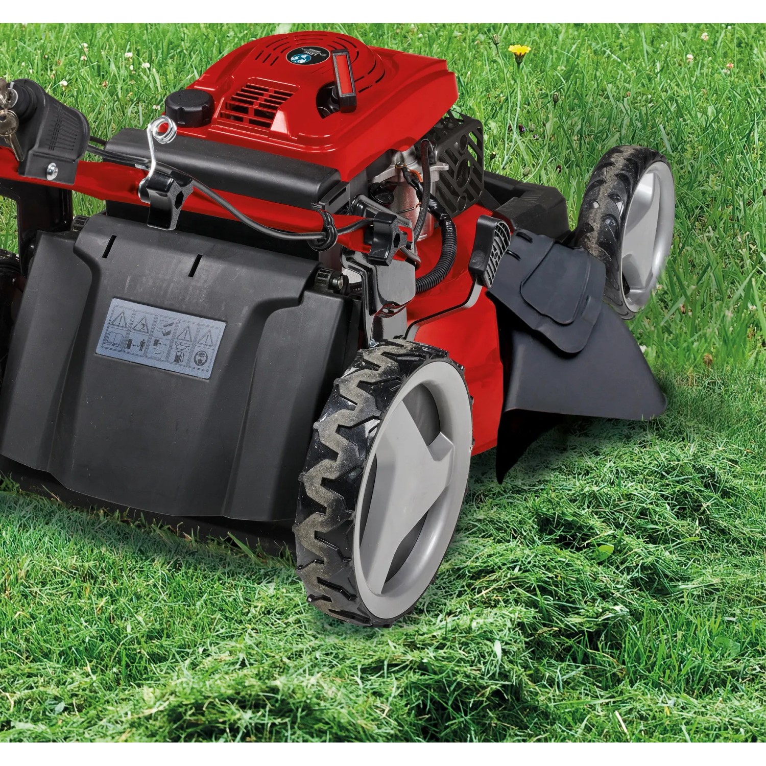 Einhell GC-PM 51/3 S HW-E Benzin-Rasenmäher in Rot und Schwarz auf Rasen.