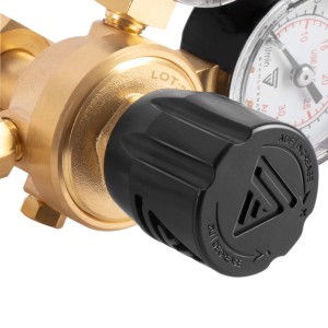 STAHLWERK Mini Druckminderer für Argon/CO2, Detailaufnahme von Regler und Manometer.