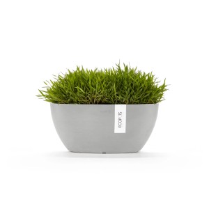 Grauer Ecopots Pflanztopf Sofia, 30 cm, bepflanzt mit grünen Gräsern.