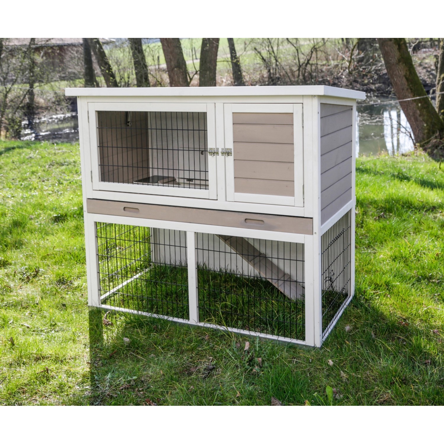 Kerbl Kleintierstall Lucky, braun-weißer Nagerstall mit zwei Etagen und Gitterboden.