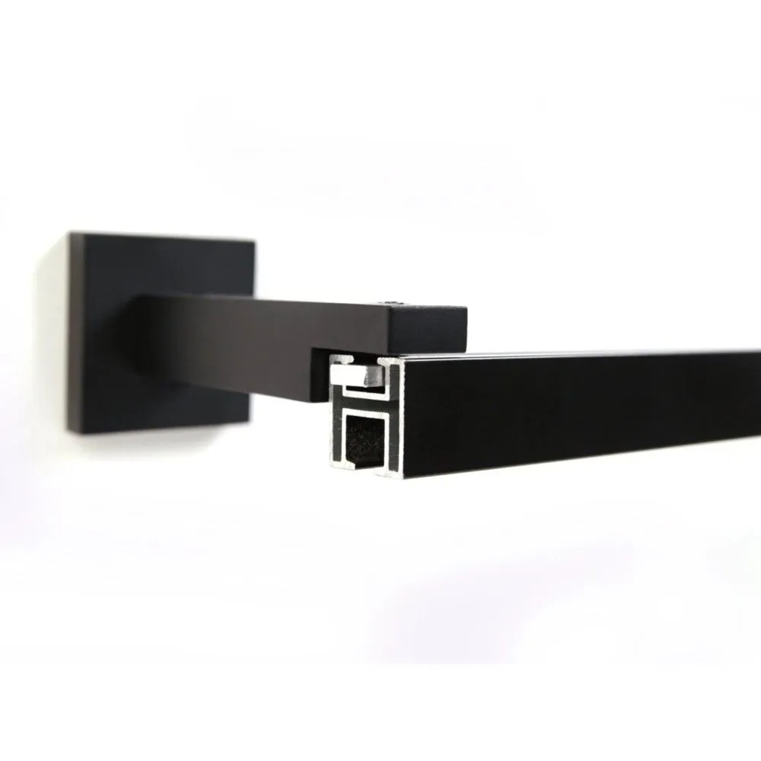 Schwarze Deco-Raum Gardinenschiene Cube, 1-Lauf, mit Wandhalterung. Detail des Innenlaufs und der Befestigung.