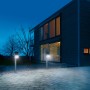 Silberne Steinel LED Solar Wegeleuchte XSolar GL-S beleuchtet einen Weg vor einem modernen Haus.