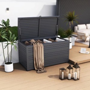 Offene, graue Weide Aluminium Gartenbox (1050L) mit Decken und Kissen auf einer Terrasse.