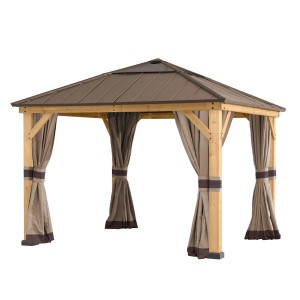 Sunjoy Zedernholz Pavillon mit Khaki Vorhängen, 336x336 cm. Gartenpavillon mit Textilvorhängen.
