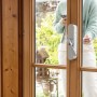 Abus Wintecto One Fensterantrieb in Weiß an Terrassentür, bedient per App.
