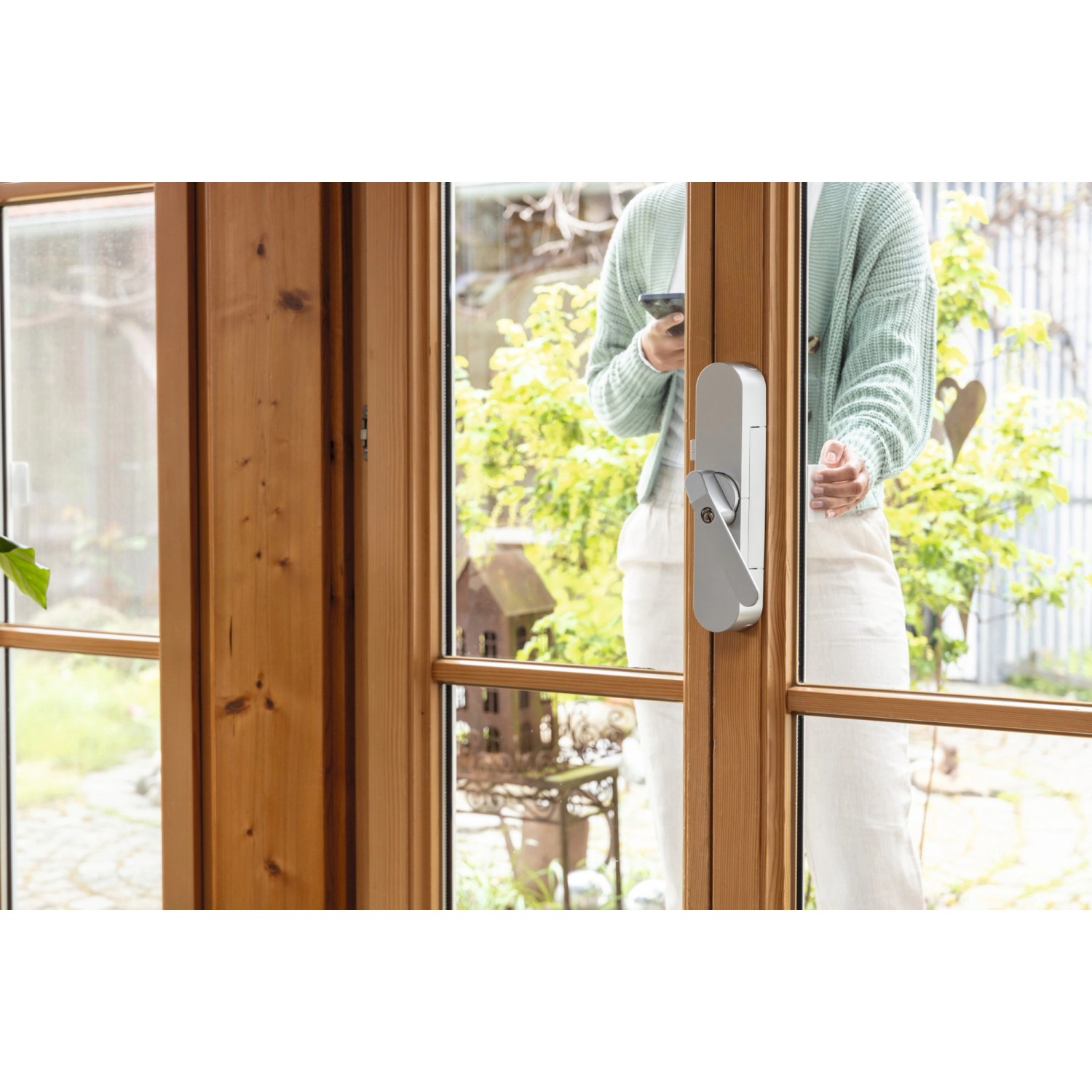 Abus Wintecto One Fensterantrieb in Weiß an Terrassentür, bedient per App.