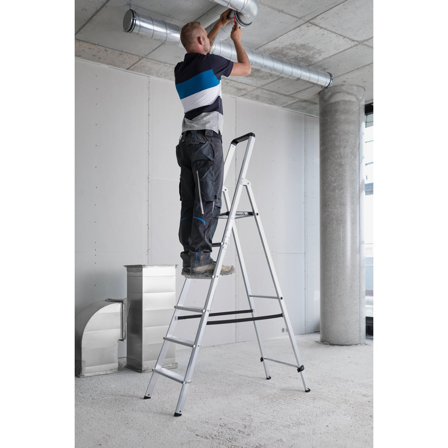 PROREGAL Stufen-Stehleiter mit 3 Stufen im Einsatz: Handwerker bei Montagearbeiten.