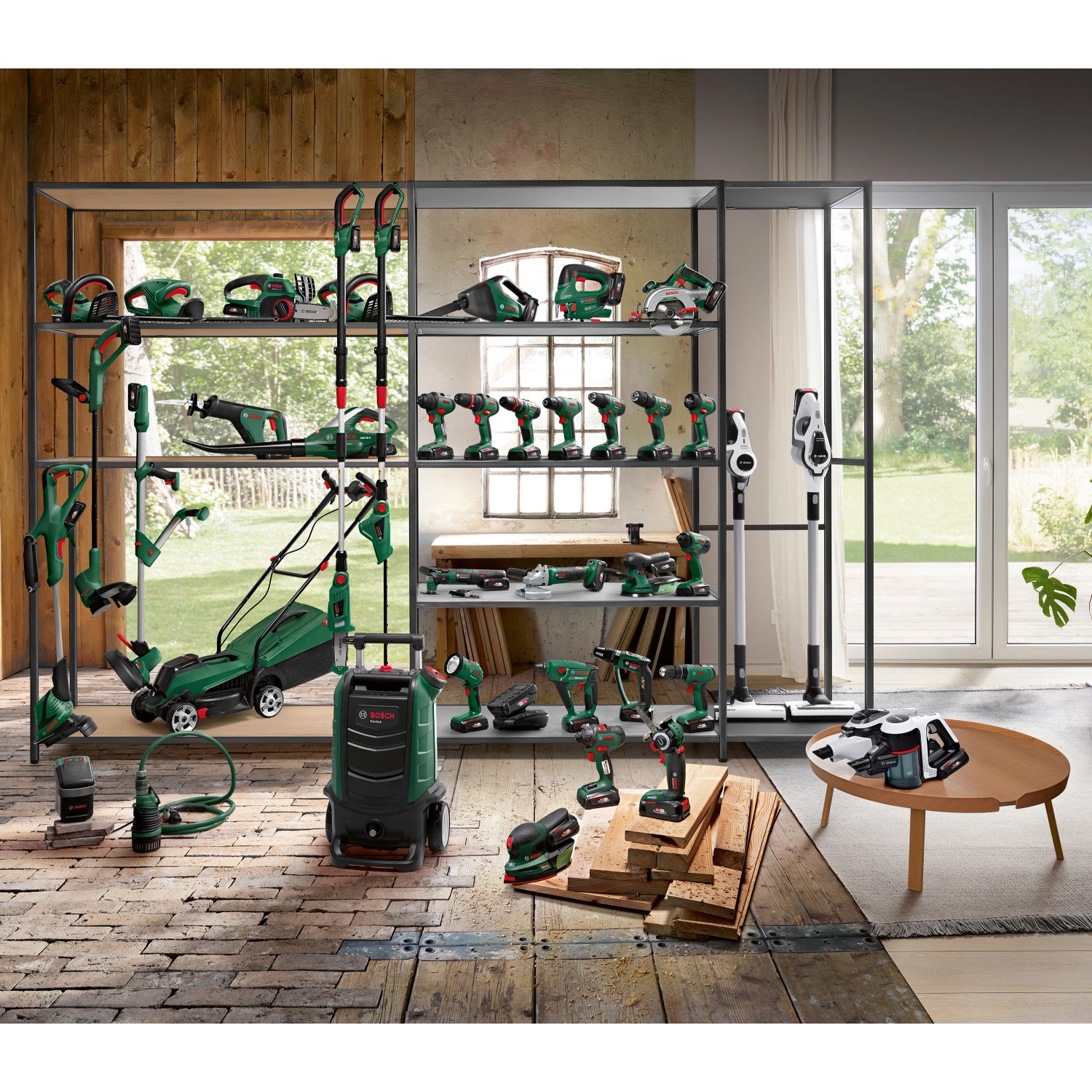 Bosch Akku-Werkzeuge: 18V Akku-Bohrhammer Uneo Maxx, Staubsauger, Rasenmäher und weitere Geräte im Regal.