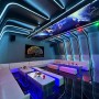 Raum mit Colortree Wandpaneelen in Schwarz-Metall-Optik und blauer LED-Beleuchtung.