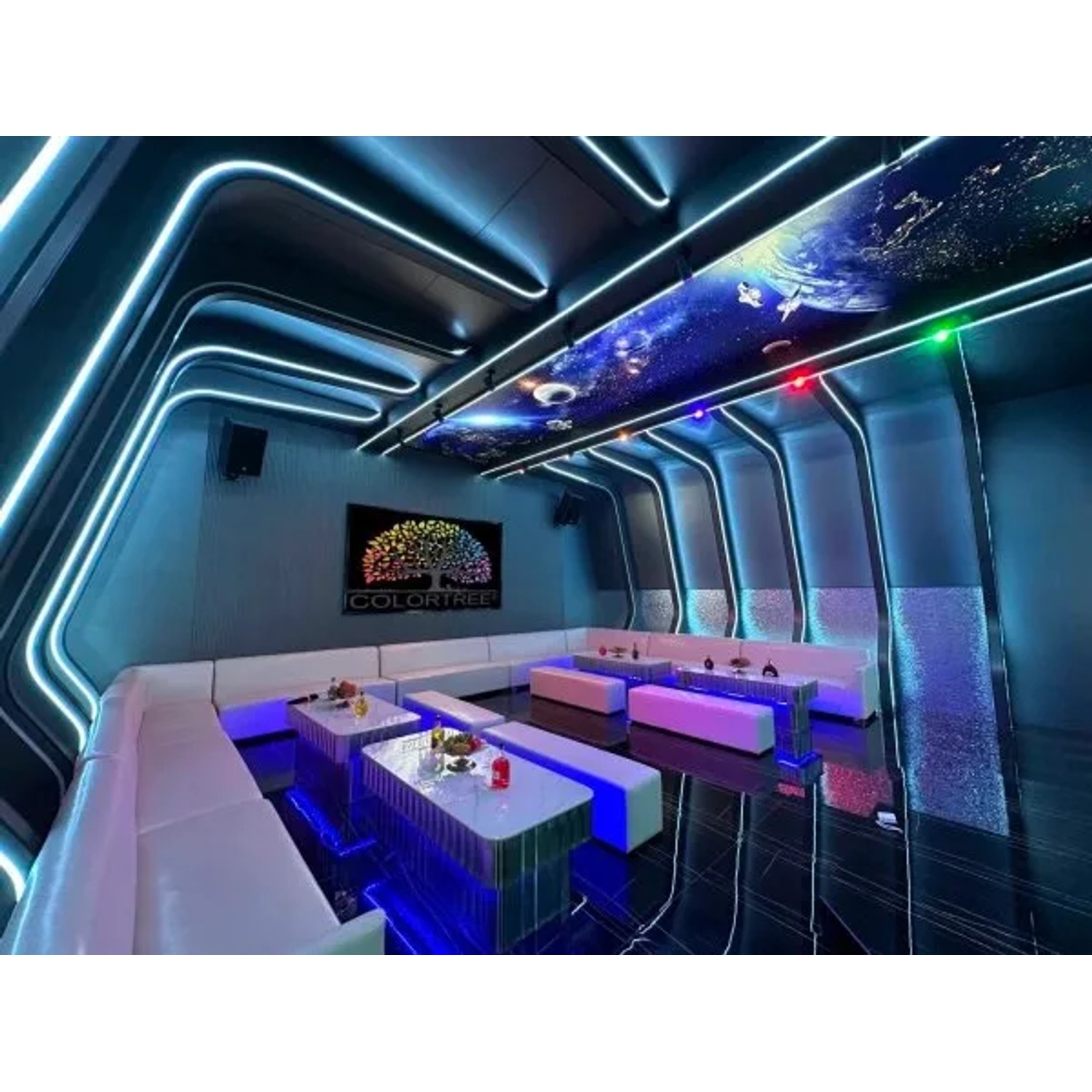 Raum mit Colortree Wandpaneelen in Schwarz-Metall-Optik und blauer LED-Beleuchtung.