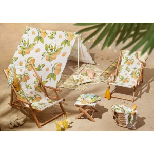 Faltbarer Strandhocker mit Holzgestell und Zitronenmuster, Teil eines Camping-Sets.