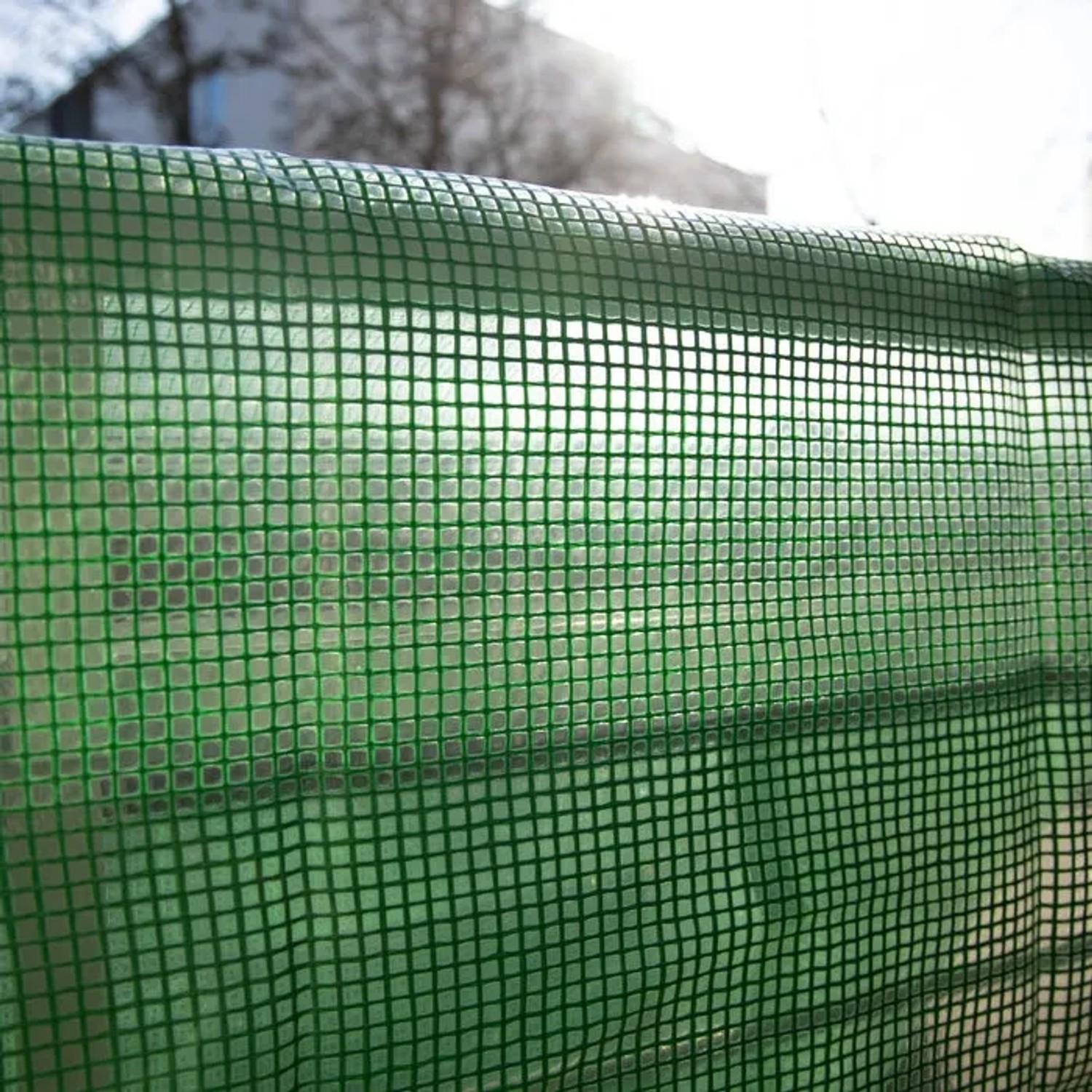 Grüne KARAT Abdeckplane Leno Extra (2x3m) mit Ösen, reißfest und wasserdicht.