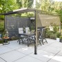 Siena Garden Pergola Schattenmanufaktur mit anthrazitfarbenem Gestell, Tisch und Stühlen im Garten.
