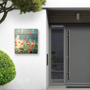 Edelstahl Briefkasten mit Waldmohn Motiv und Zeitungsfach, montiert an einer weißen Hauswand.