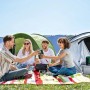 Dunkelgrüner Bosch UniversalSpeaker 18V-1 Bluetooth-Lautsprecher beim Camping mit Freunden. Kompaktes Akkugerät für Musik.