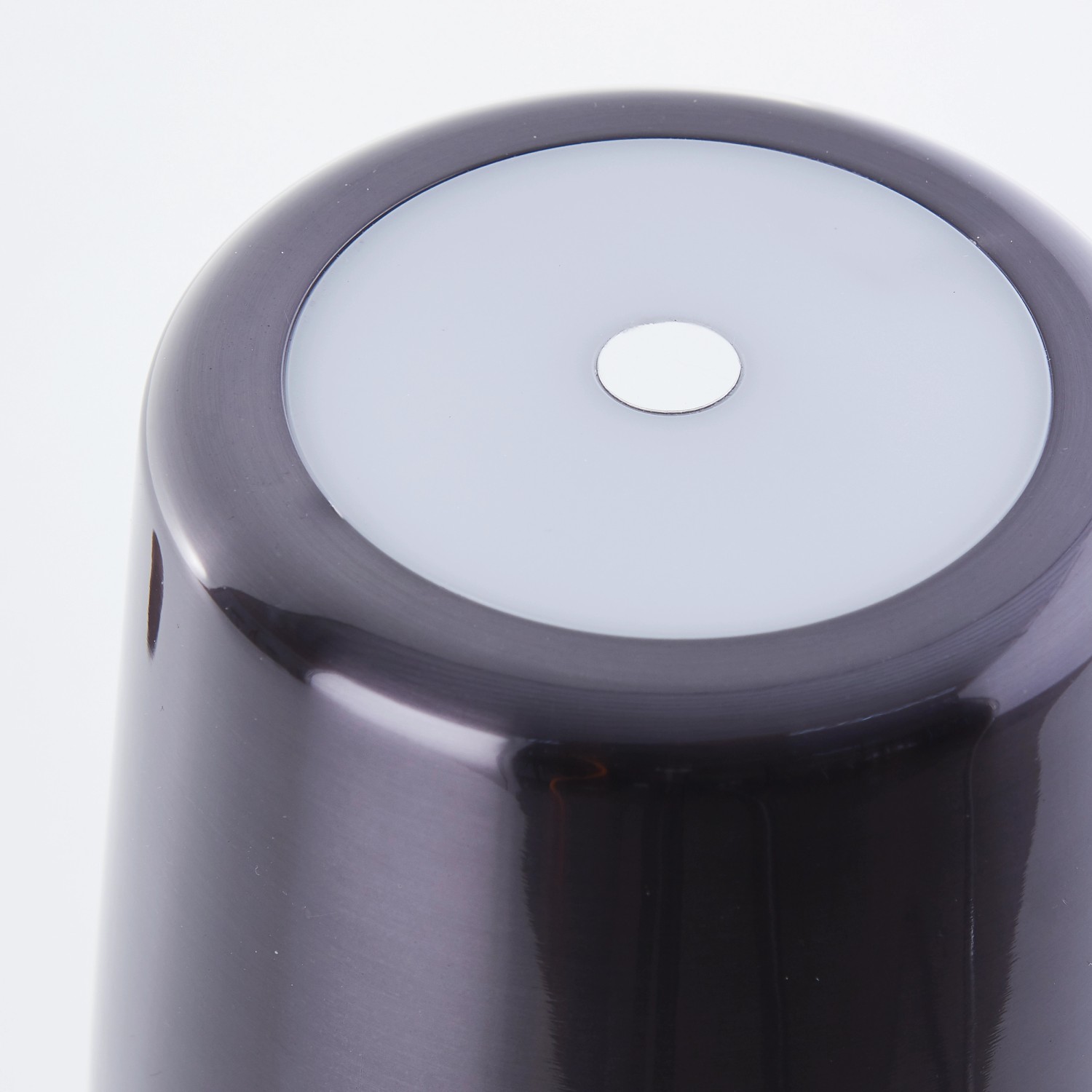 Detailaufnahme der Brilliant Akku-Tischleuchte Xaana, schwarz verchromt, mit LED-Lichtfläche.