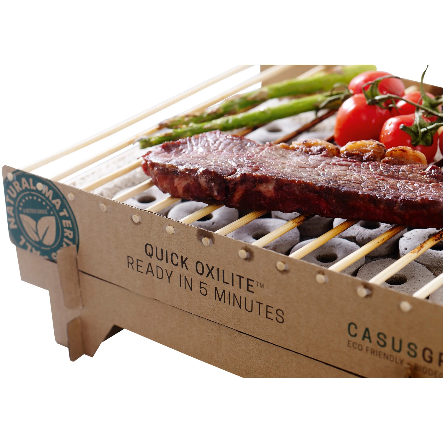 Einweg Casus Grill mit Steak, Gemüse. Ideal für unterwegs. Holzkohlegrill aus Naturmaterialien.