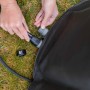 Aufblasen des MSpa Comfort Whirlpools Tekapo AirJet mit Schlauch auf Rasen.