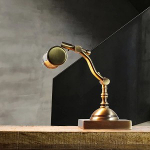 Verstellbare Messing Schreibtischlampe im Jugendstil, 26 cm hoch.