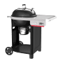 Schwarzer Weber Holzkohlegrill Performer 57 cm mit Seitentisch und Rollwagen.