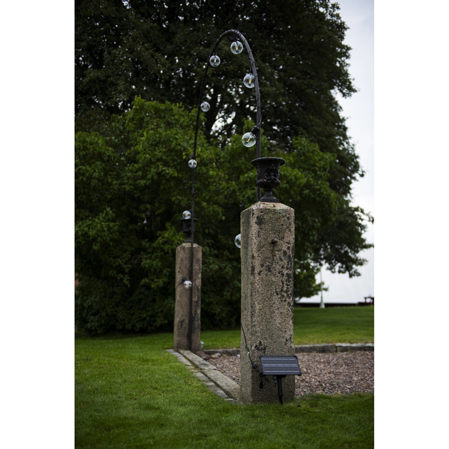 Konstsmide Solar-Lichterkette mit Batteriebox, Lichtsensor und Dimmer im Garten.