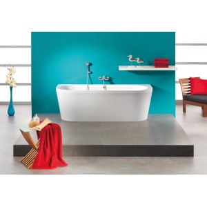 Freistehende, ovale, weiße Ottofond Badewanne Modena 180 cm im modernen Badezimmer.