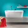 Freistehende, ovale, weiße Ottofond Badewanne Modena 180 cm im modernen Badezimmer.
