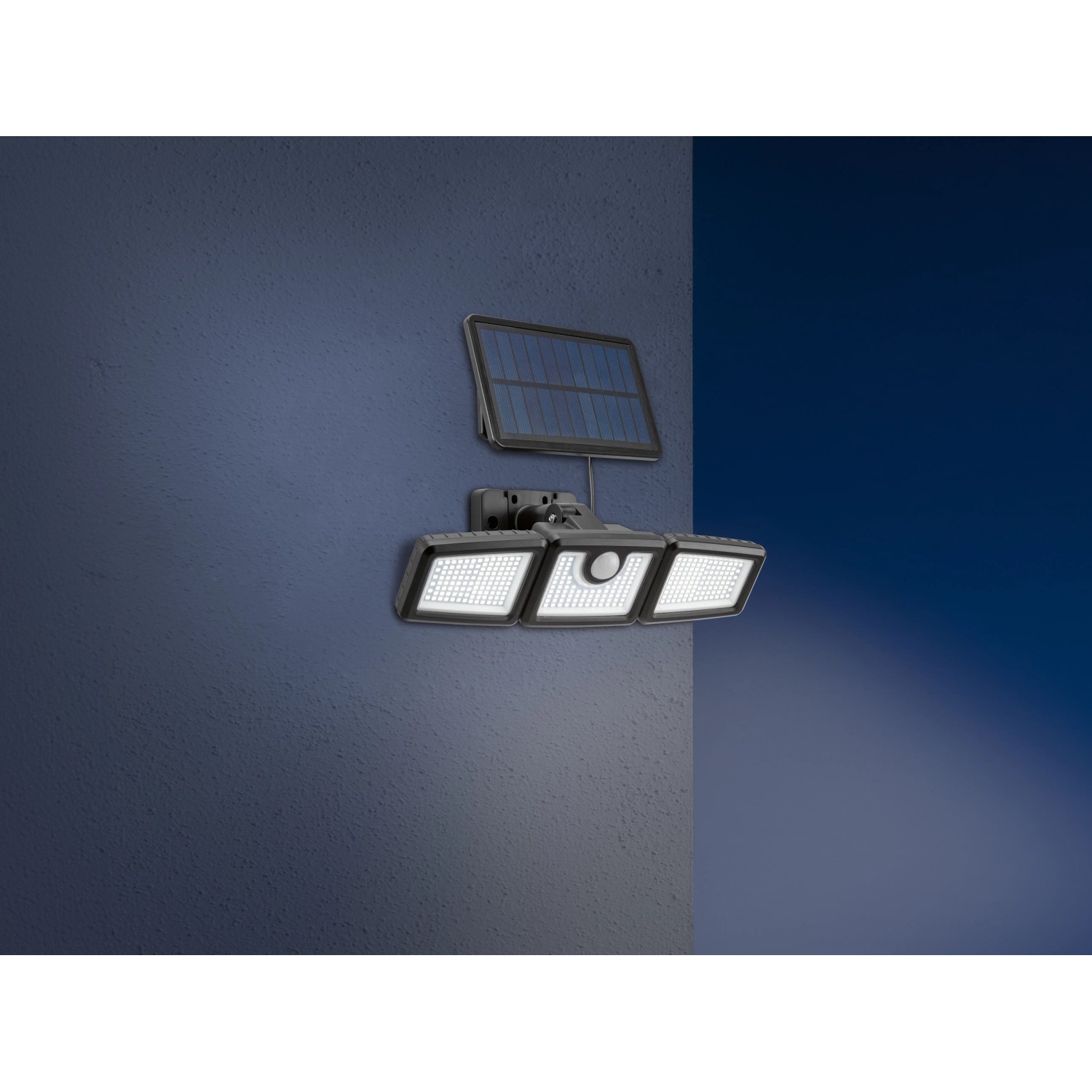 Solar-LED-Außenstrahler mit Bewegungssensor, 7W, 800lm, an Wand montiert.