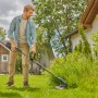 Gardena Akku-Trimmer PowerTrim 30/18V im Einsatz zum Rasentrimmen.