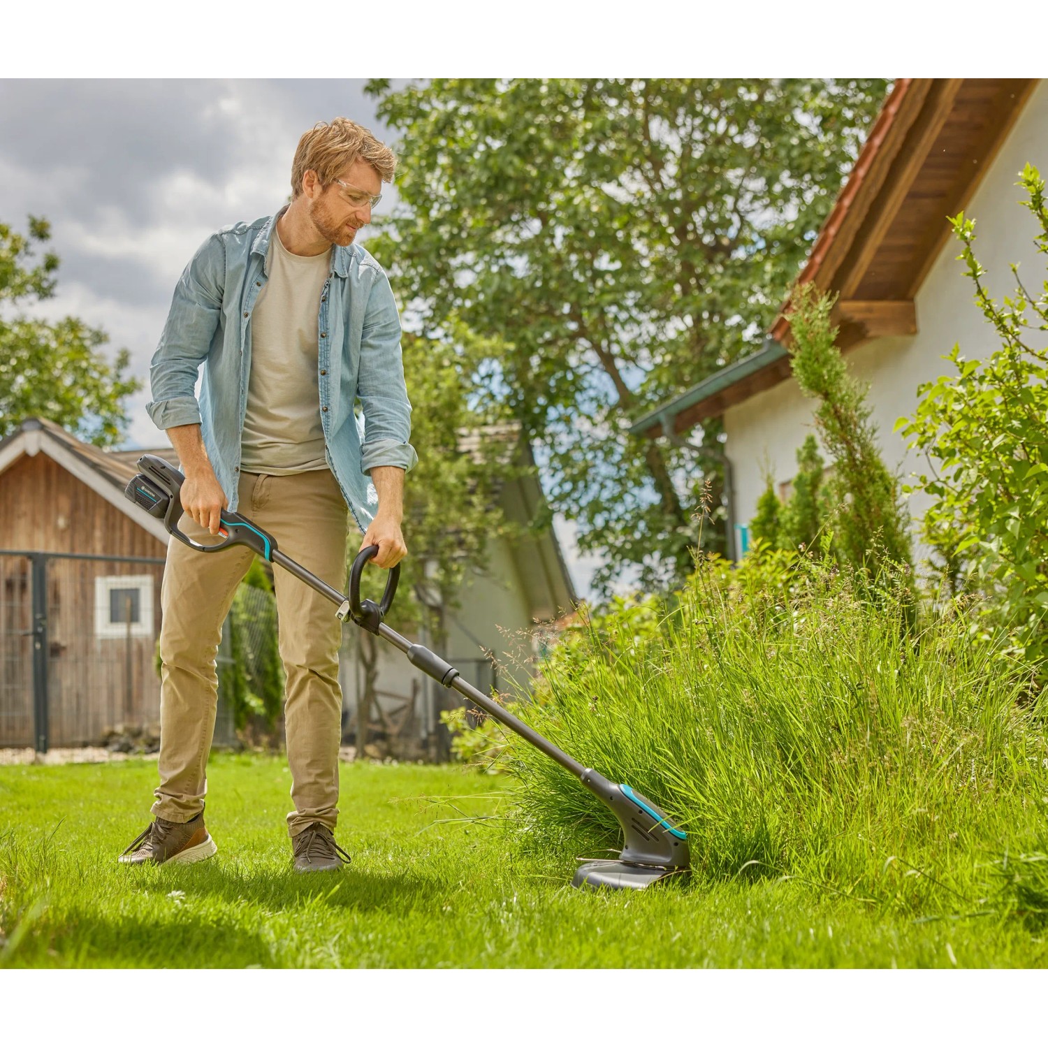Gardena Akku-Trimmer PowerTrim 30/18V im Einsatz zum Rasentrimmen.