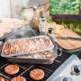 Char-Broil Grill+ Grillpfanne mit Speck und Gemüse auf dem Grill. Grillutensil für Fisch, Gemüse und mehr.