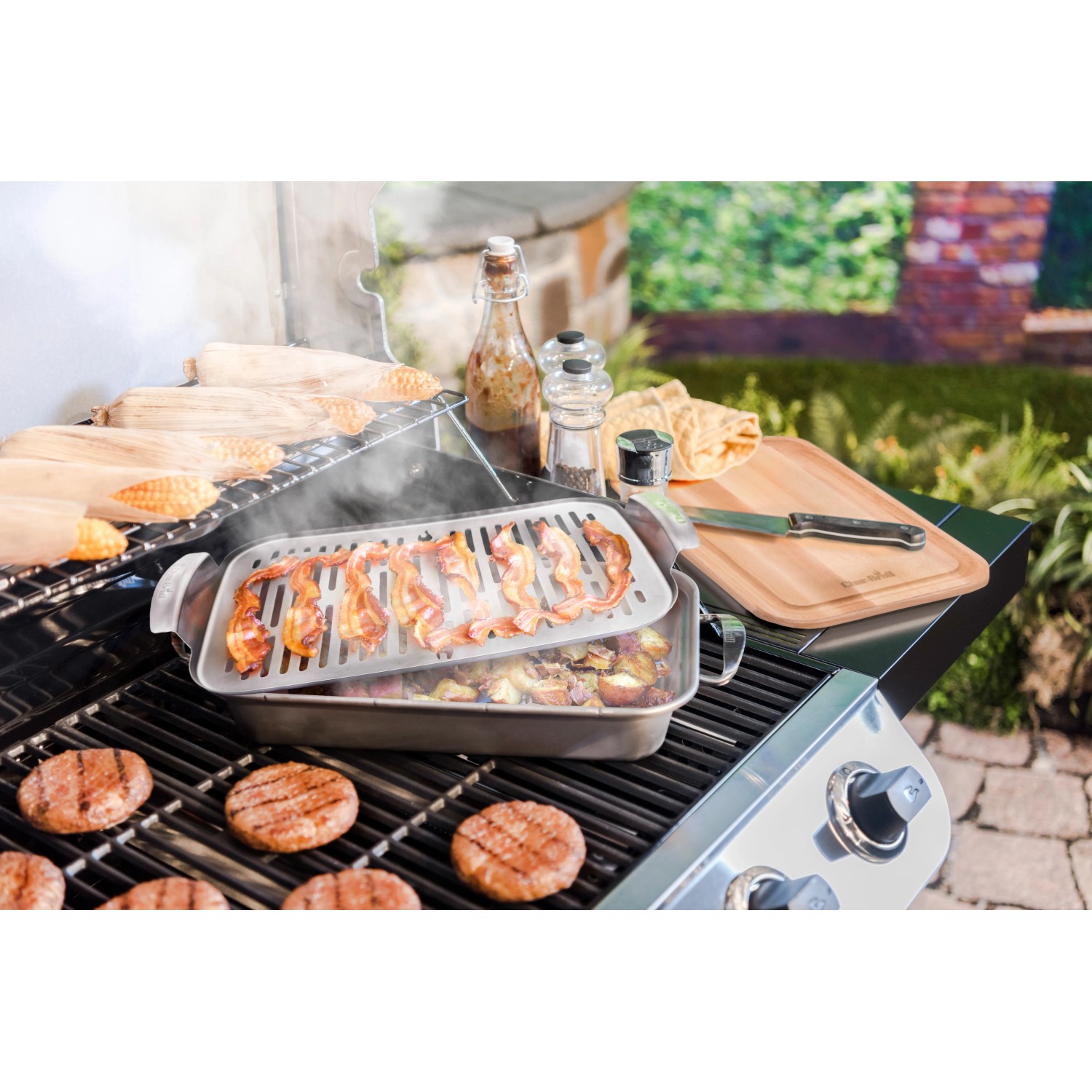 Char-Broil Grill+ Grillpfanne mit Speck und Gemüse auf dem Grill. Grillutensil für Fisch, Gemüse und mehr.
