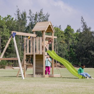 Axi Spielturm Moos mit Doppelschaukel, Rutsche hellgrün. Kinder spielen im Garten auf der Holzspielanlage.